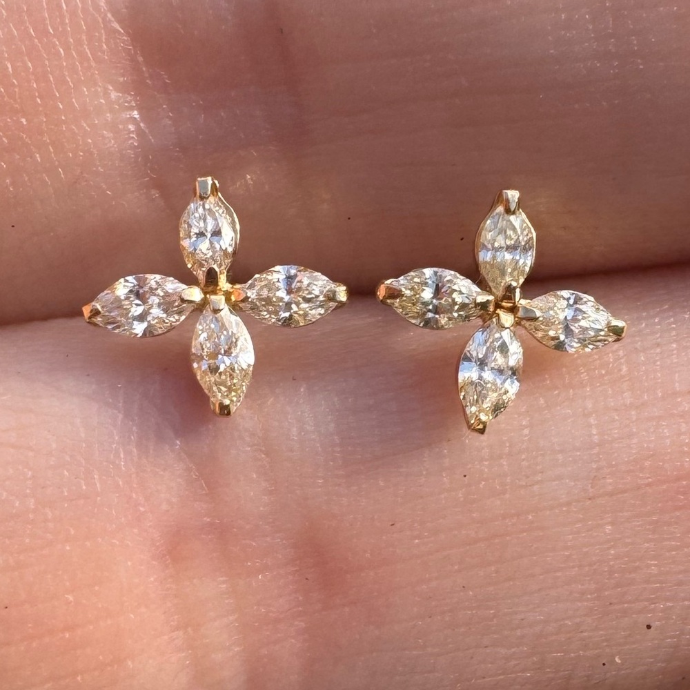 Solid 18k gold genuine marquis high end VS diamond earring’s$3400